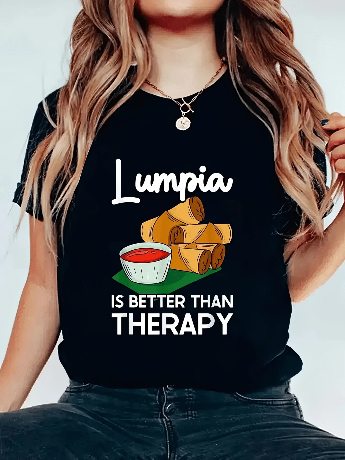 Fun Illustration Showing Lumpia Rolls With Sauce And A Humorous Phrase Expressing Love For Food As A Source Of Joy. Comfortable And Modern Casual Women's T-Shirt Ideal For Everyday Wear. - 黑色 - 查看 1