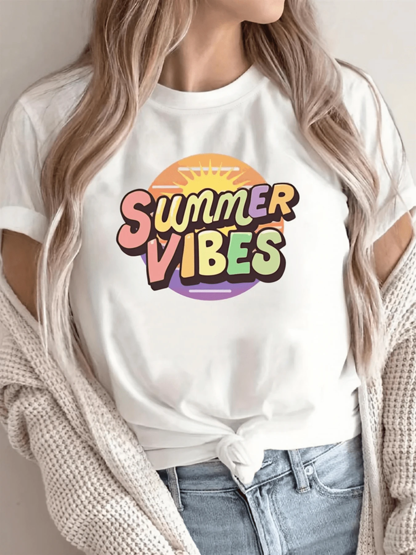 Sol radiante con letras coloridas que transmiten energía positiva y alegría veraniega inspirando momentos felices y frescura para cada día camiseta de mujer casual moderna confortable para uso diario - Blanco - Ver 1