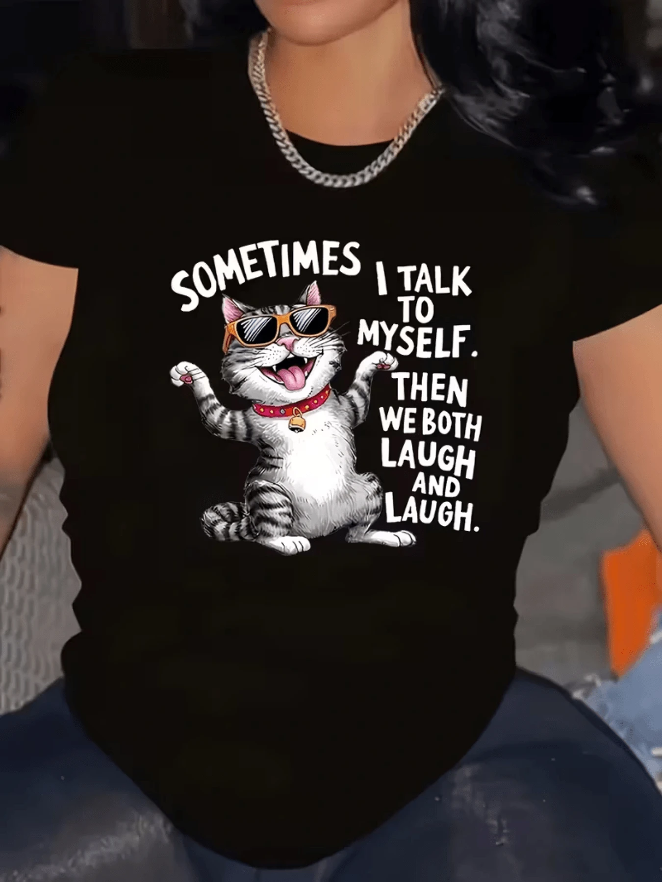 Gato con gafas sonriente que levanta una pata mostrando una actitud alegre y divertida transmitiendo humor y energía positiva ideal para amantes de los felinos camiseta de mujer casual moderna cómoda - Negro - Ver 1