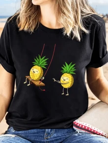 Dos piñas sonrientes jugando en un columpio simbolizan la amistad la alegría y el disfrute de los momentos simples camiseta de mujer casual divertida para verano - Negro - Ver 1