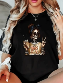 Mujer esqueleto con moño en el cabello sostiene bebida y hace signo de paz representando humor gótico y confianza femenina camiseta de mujer casual moderna cómoda para uso diario - Negro - Ver 8