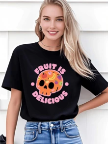 Calavera colorida adornada con frutas tropicales que mezclan humor y frescura simbolizando la dulzura de la vida y la energía alegre del verano camiseta de mujer casual moderna y cómoda - Negro - Ver 6