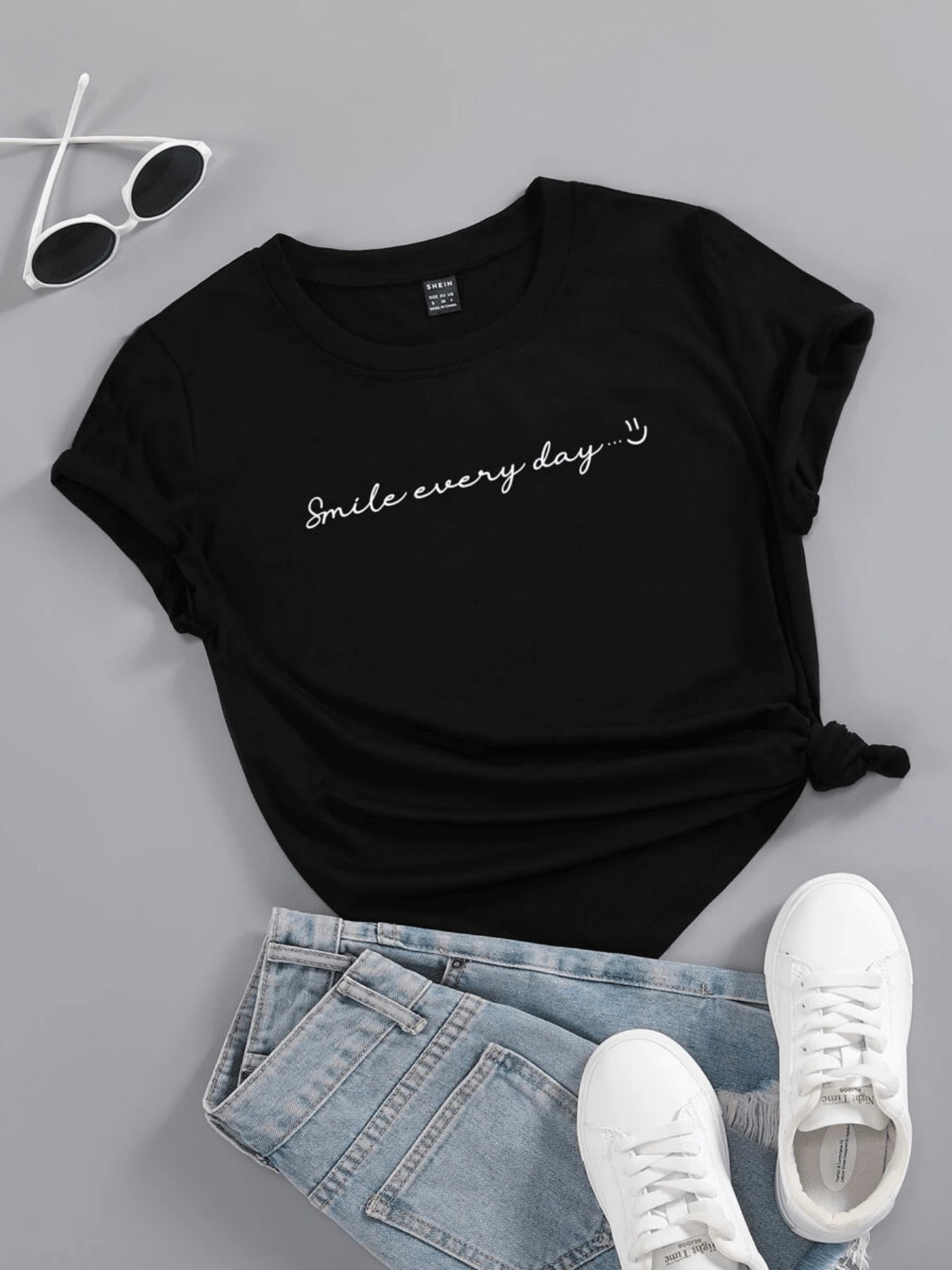Frase inspiradora que transmite un mensaje positivo invitando a mantener una actitud alegre cada día con tipografía cursiva blanca sobre fondo oscuro camiseta de mujer casual moderna cómoda para uso diario - Negro - Ver 1