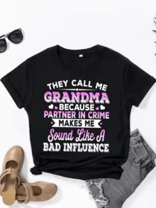 Frase divertida que celebra a una abuela cómplice y llena de humor mostrando orgullo y cariño por su familia con un toque rebelde camiseta de mujer casual cómoda ideal para uso diario - Negro - Ver 1