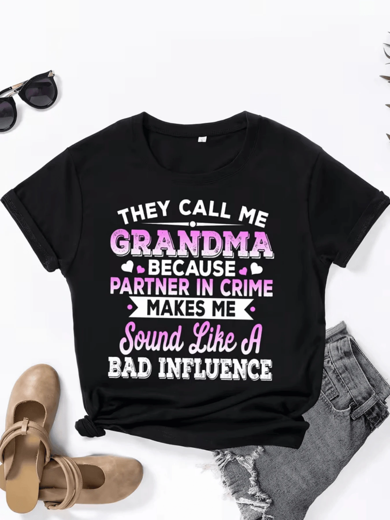 Frase divertida que celebra a una abuela cómplice y llena de humor mostrando orgullo y cariño por su familia con un toque rebelde camiseta de mujer casual cómoda ideal para uso diario - Negro - Ver 1