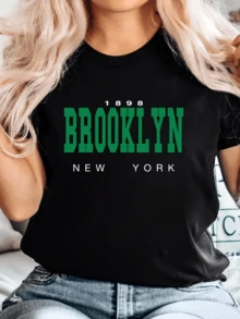 Texto que celebra el espíritu urbano de Brooklyn y la energía moderna de Nueva York evocando libertad creatividad y confianza camiseta de mujer casual cómoda para uso diario - Negro - Ver 1