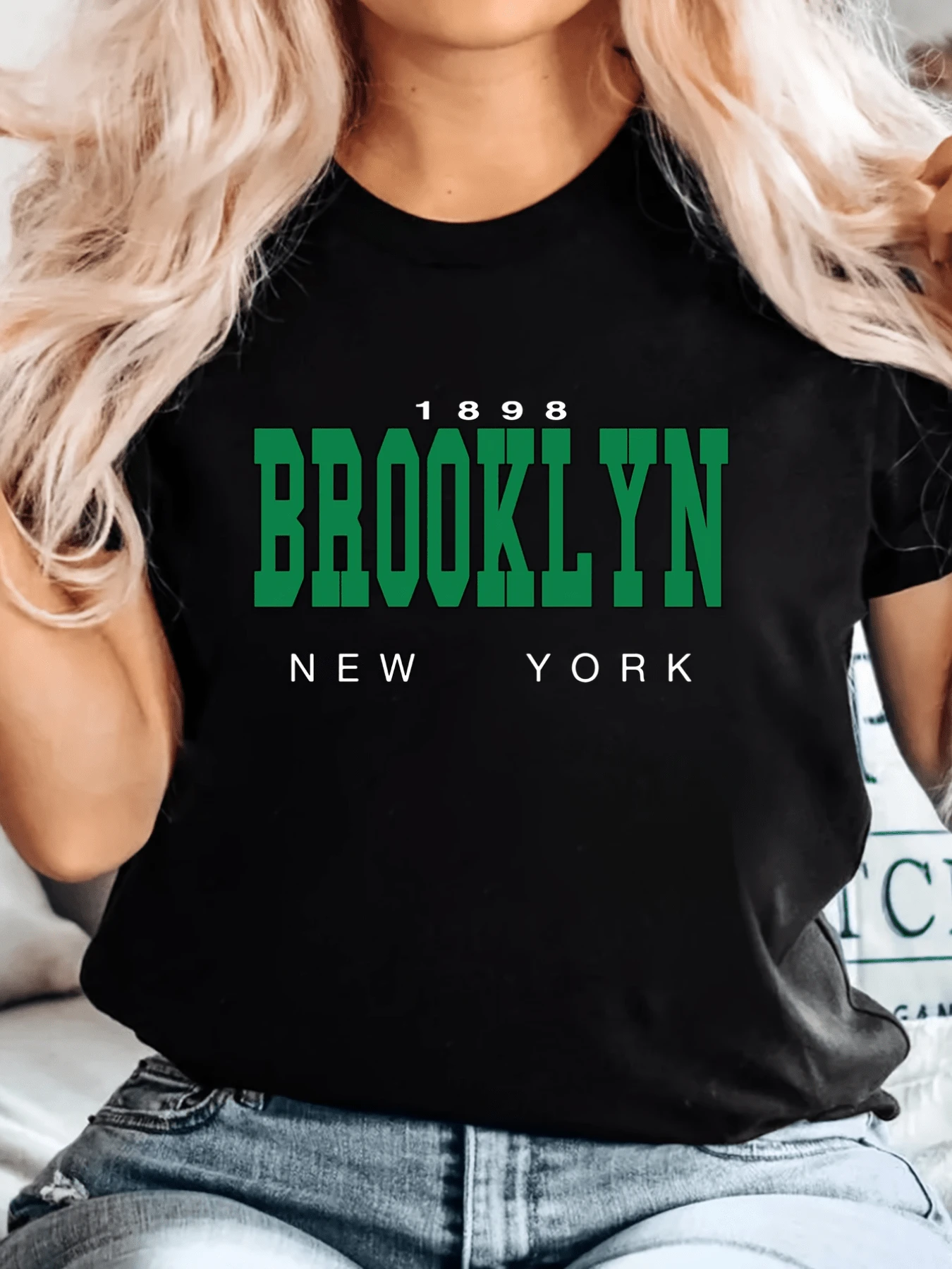 Texto que celebra el espíritu urbano de Brooklyn y la energía moderna de Nueva York evocando libertad creatividad y confianza camiseta de mujer casual cómoda para uso diario - Negro - Ver 1