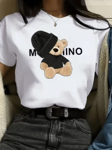 A Cute Teddy Bear Wearing A Knitted Hat Conveys A Feeling Of Warmth And Friendship, Inviting Joy And Tenderness In Everyday Life. This Comfortable, Modern Women's Casual T-Shirt Is Ideal For Urban Wear. - 白色 - 查看 1