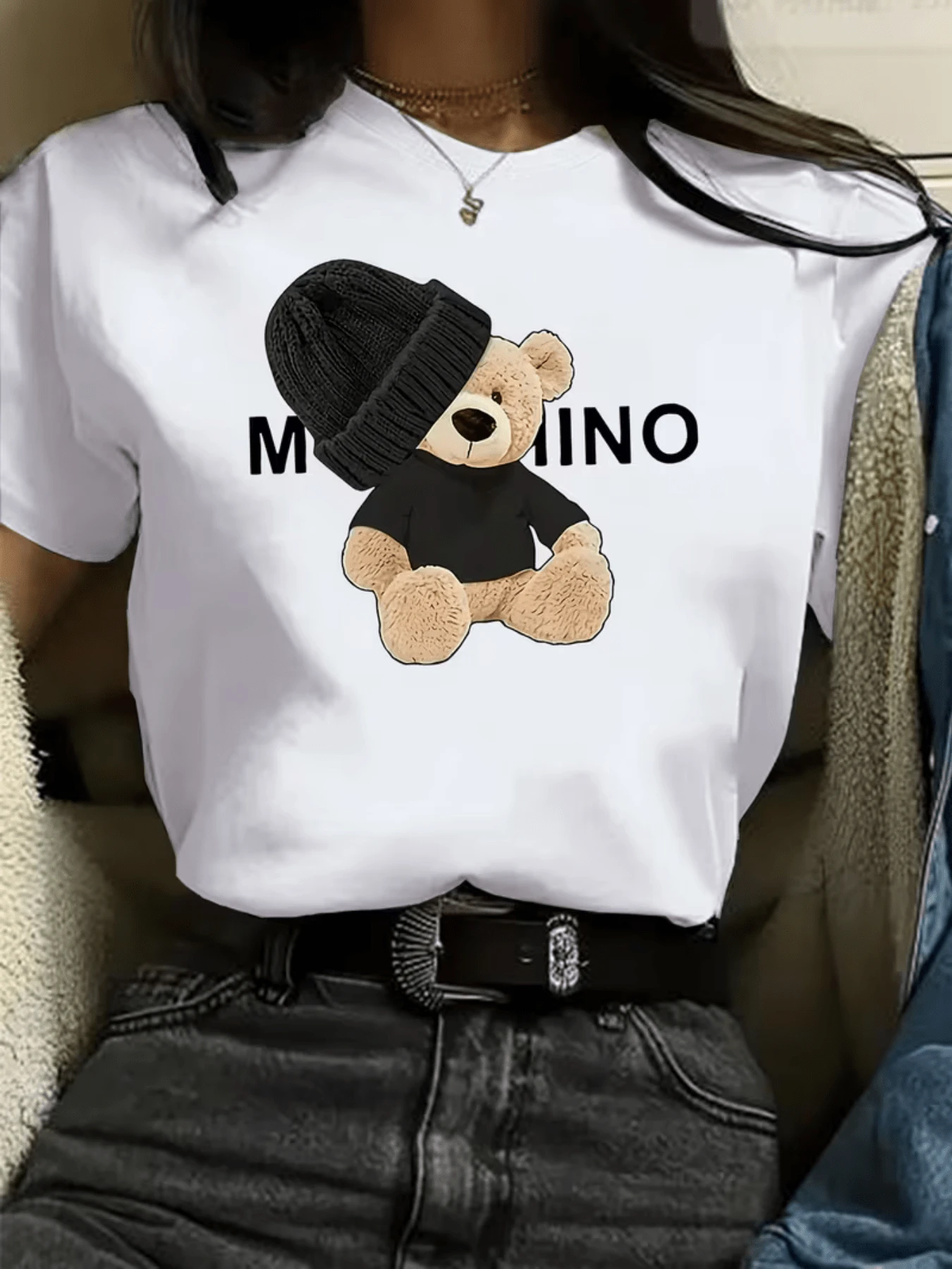 A Cute Teddy Bear Wearing A Knitted Hat Conveys A Feeling Of Warmth And Friendship, Inviting Joy And Tenderness In Everyday Life. This Comfortable, Modern Women's Casual T-Shirt Is Ideal For Urban Wear. - 白色 - 查看 1