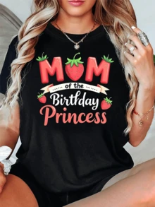 Fresas brillantes rodean letras coloridas que celebran a una mamá como princesa en su día especial transmitiendo ternura felicidad y dulzura con detalles alegres camiseta de mujer casual cómoda para fiesta de cumpleaños - Negro - Ver 6