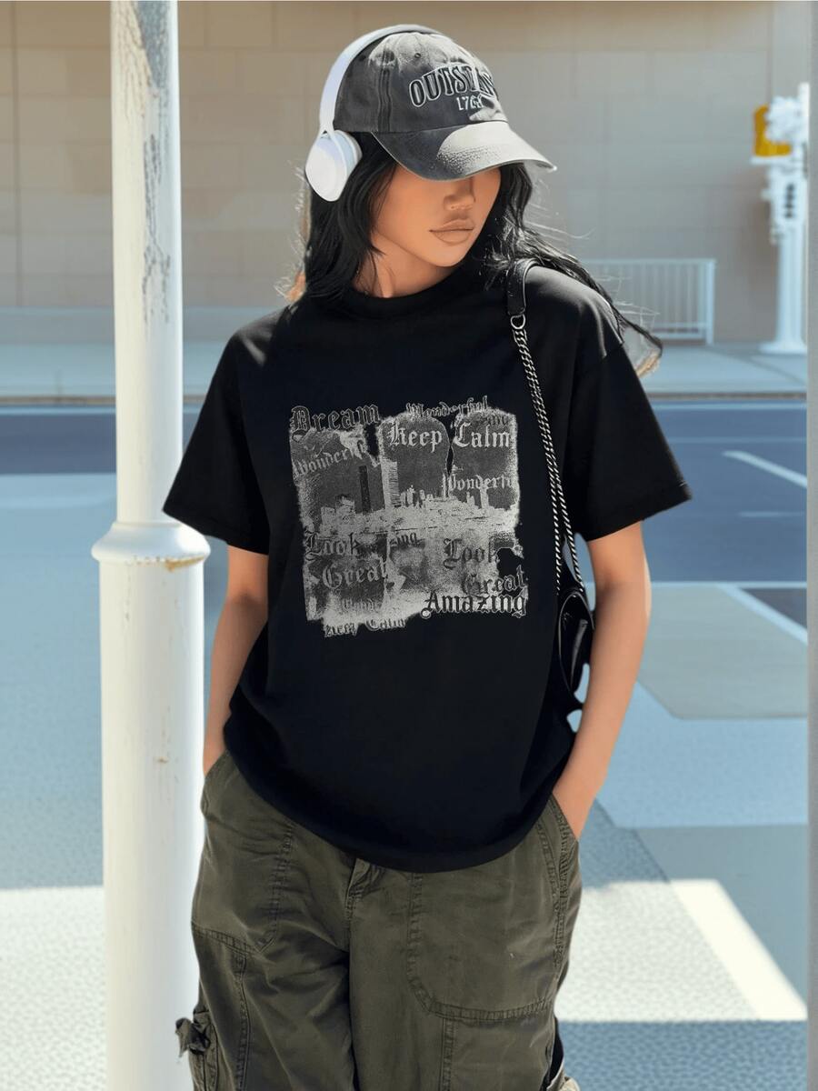 Words And Urban Buildings That Inspire Calm, Strength, And Positive Dreams, Evoking A Modern And Free Feeling. Women's Casual Urban Short-Sleeved T-Shirt, Comfortable For Everyday Wear. - 黑色 - 查看 1