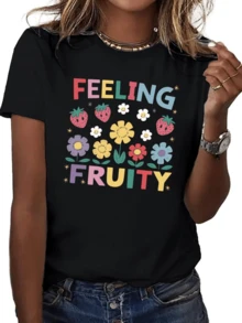 Letras multicolor llenas de energía junto a flores y fresas que transmiten alegría optimismo y un toque divertido para cada día camiseta de mujer moderna casual cómoda y perfecta para un look positivo - Negro - Ver 6