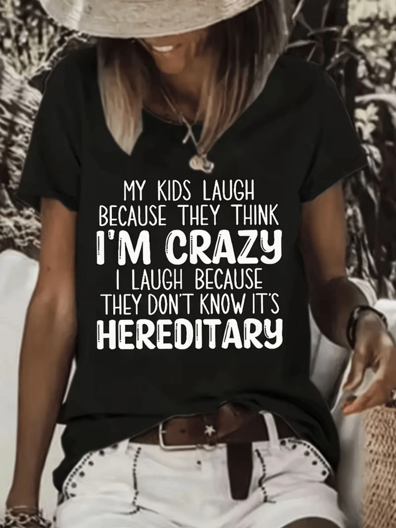 Frase divertida sobre una madre que se ríe de sí misma mostrando humor familiar y energía positiva ideal para compartir momentos alegres camiseta de mujer casual cómoda para uso diario - Negro - Ver 1