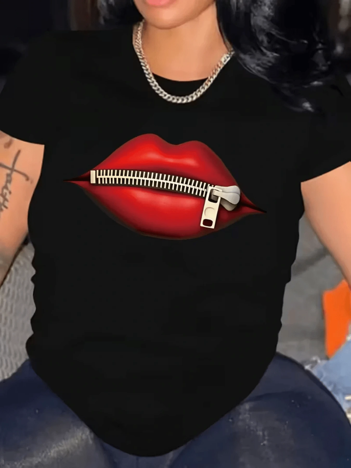 Labios rojos con cierre que simbolizan el control de las palabras y la fuerza interior camiseta de mujer moderna para uso casual y combinaciones urbanas elegantes - Negro - Ver 1