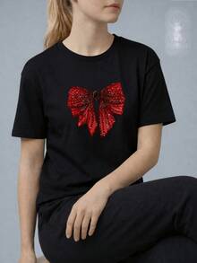 A Bright Red Bow Made Of Small Stones That Reflect Light, Representing Elegance And Energy With A Festive Touch, Ideal For Expressing Confidence And Joy. A Comfortable And Modern Women's T-Shirt. - 黑色 - 查看 8