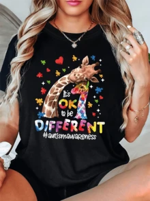 Una jirafa abrazando a una cría llena de colores de piezas de rompecabezas que representan la diversidad y la aceptación con corazones que inspiran empatía y conciencia social camiseta de mujer casual cómoda para uso diario - Negro - Ver 1