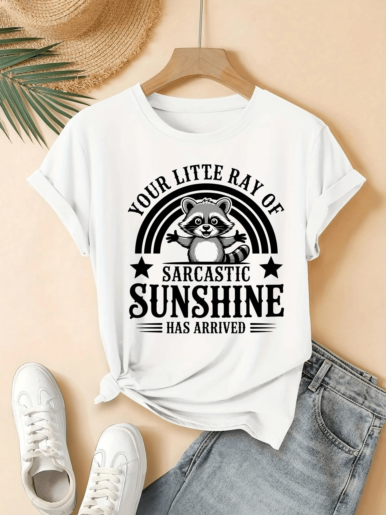 Mapache alegre bajo un arcoíris mostrando actitud divertida y energética con un mensaje Irónico de luz que refleja personalidad vivaz y humor único camiseta de mujer casual moderna para uso diario - Blanco - Ver 1