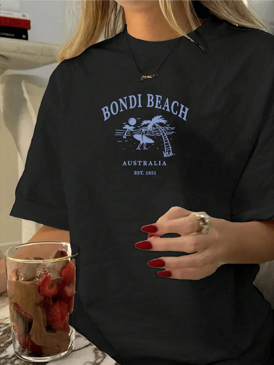 A Palm Tree By The Sea With A Surfboard Under The Moon Represents Freedom And Calm On This Comfortable And Modern Australian Women's T-Shirt For A Casual Summer Look. - 黑色 - 查看 1
