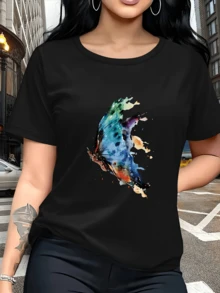 Mariposa de acuarela que simboliza libertad y transformación con colores vibrantes que mezclan esperanza y energía positiva camiseta de mujer casual moderna y cómoda para uso diario - Negro - Ver 1
