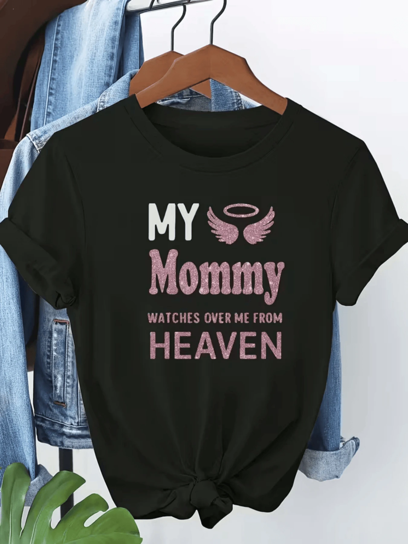 Frase en honor a una madre que protege desde el cielo con alas rosadas y halo que simbolizan amor eterno y guía espiritual camiseta de mujer con mensaje emotivo y toque brillante - Negro - Ver 1