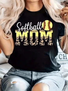 Pelota de softbol con costuras en color vivo simbolizando energía femenina junto a letras grandes con estampado animal que expresan orgullo y pasión de madre deportista camiseta de mujer casual cómoda para fan del softbol - Negro - Ver 6