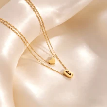 Delicado collar con colgante de letras y corazón en capas, cadena minimalista y apilable - Dorado - Ver 9