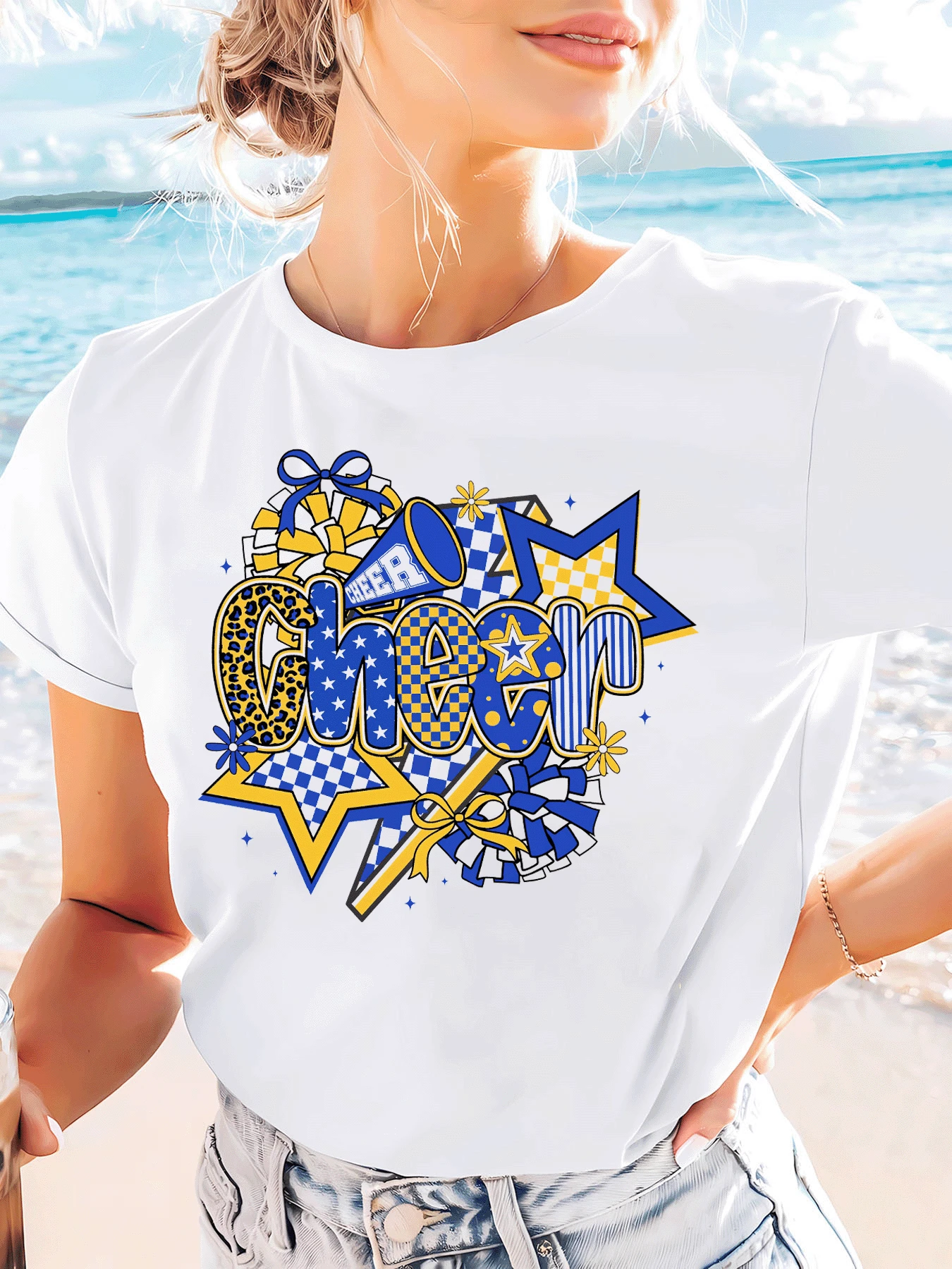 Una camiseta casual de manga corta con cuello redondo y estampado gráfico para cheerleading, perfecta para primavera y verano, diseñada para mujeres - [Blanco] - Ver 1