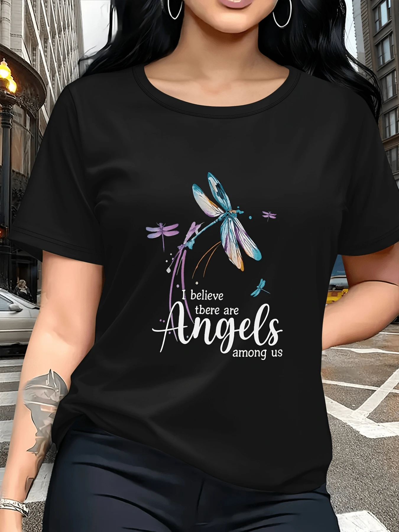 Libélula multicolor que simboliza esperanza transformación espiritual y presencia de energías positivas entre nosotros camiseta de mujer cómoda casual para uso diario - Negro - Ver 1