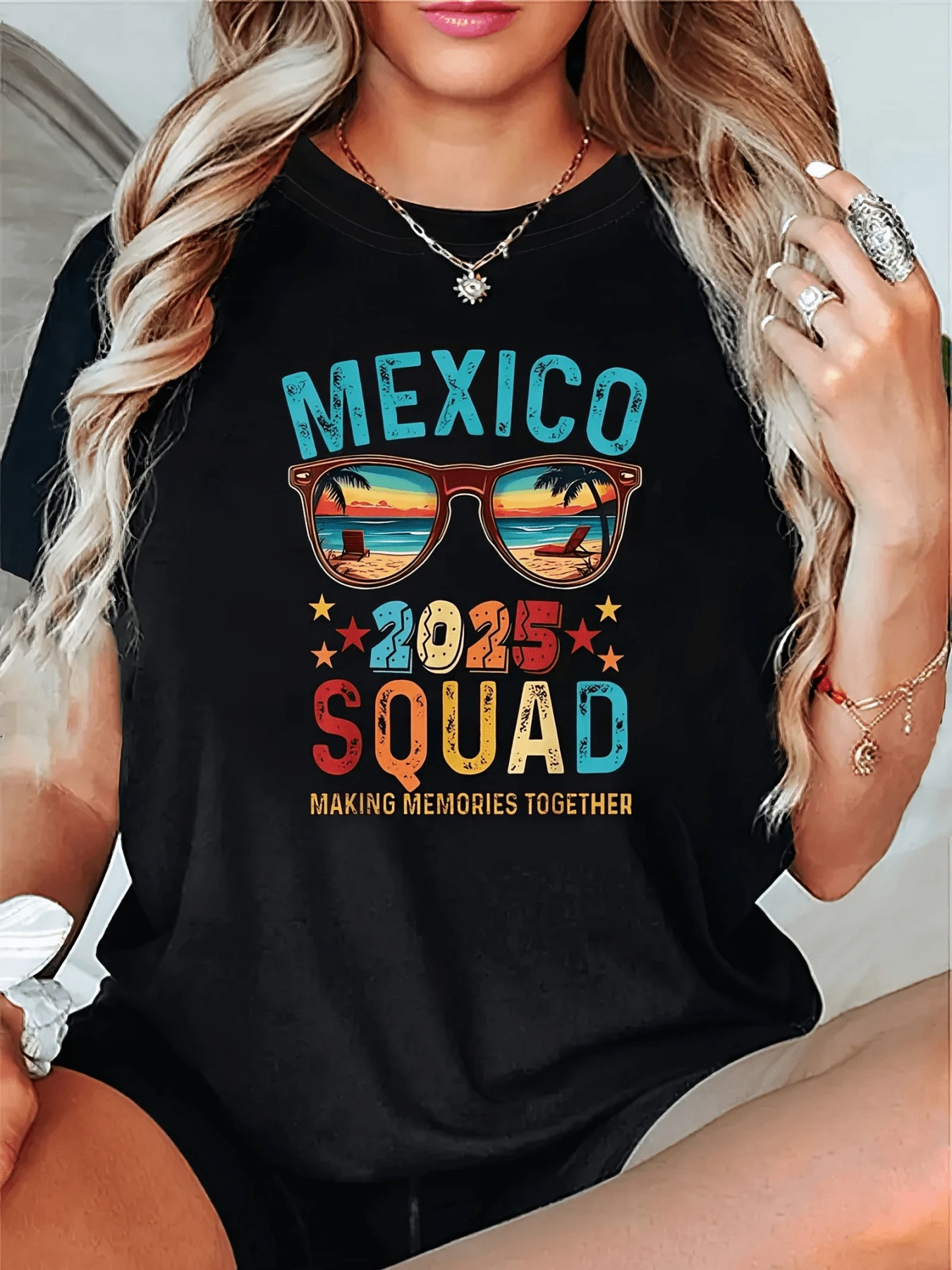 Gafas reflejando un atardecer en la playa con palmeras y letras coloridas que evocan alegría y unión en un viaje especial camiseta de mujer casual cómoda para verano y vacaciones - Negro - Ver 1