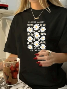 Flores blancas que simbolizan alegría y pureza formando un patrón radiante inspirado en mercados florales soleados de Florida camiseta de mujer casual con toque moderno y fresco - Negro - Ver 6
