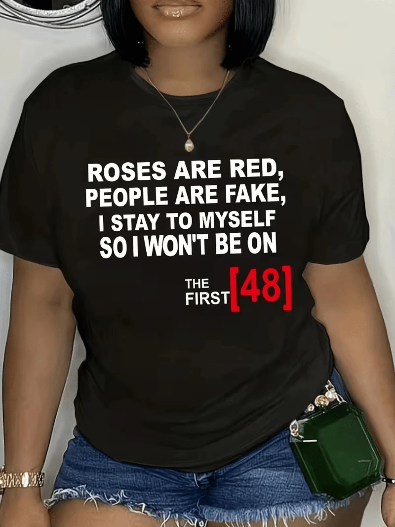 Frase inspiradora que refleja independencia autenticidad y confianza con letras blancas destacadas sobre base oscura ideal para expresar actitud moderna camiseta de mujer casual cómoda para uso diario - Negro - Ver 1