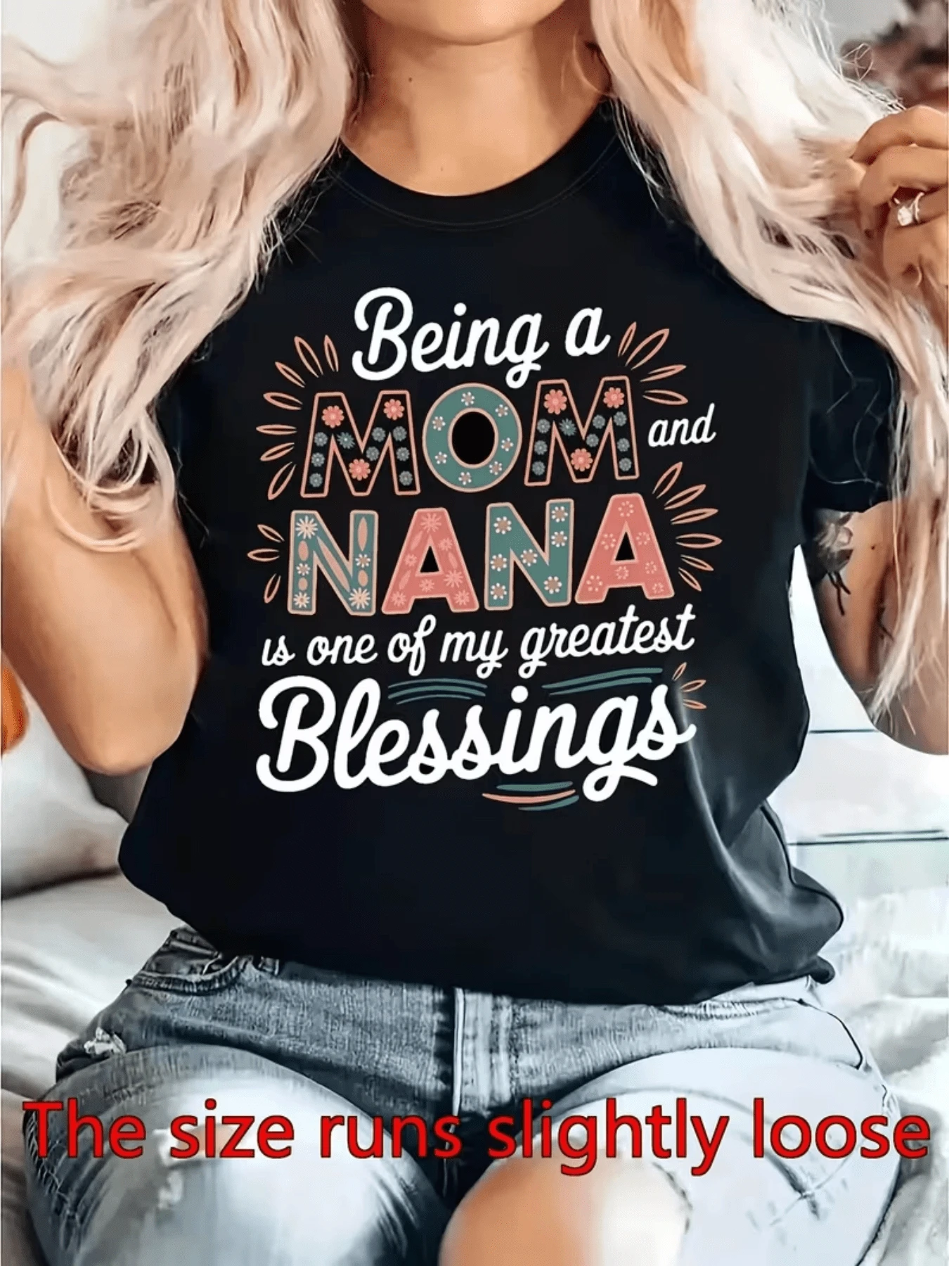 Being A Mother And Grandmother Represents A Bond Full Of Love, Gratitude, And Joy That Brightens The Heart Every Day. This Comfortable, Modern Women's T-Shirt Is Perfect For Expressing Family Pride. - 黑色 - 查看 1