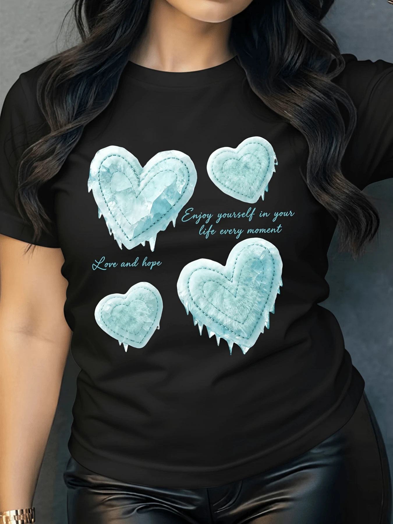 Corazones helados simbolizan la pureza del alma y la fuerza interior que se mantiene firme ante los cambios de la vida transmitiendo paz esperanza y amor camiseta de mujer casual moderna y cómoda para uso diario - Negro - Ver 1
