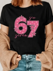 Número grande 67 en color rosa con estrellas simboliza energía vital y confianza personal evocando una actitud optimista juvenil y moderna camiseta de mujer cómoda casual para uso diario - Negro - Ver 6