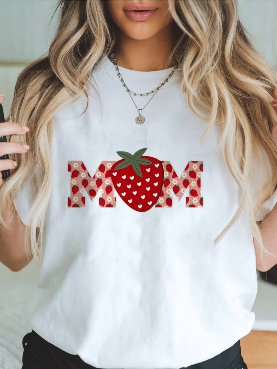 Fresas rojas formando letras con corazones simbolizan amor tierno hacia una madre siendo una expresión alegre y dulce que resalta la conexión familiar camiseta de mujer moderna casual cómoda para diario - Blanco - Ver 1