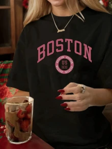 Inspirada en la emblemática ciudad de Boston con letras grandes que transmiten espíritu universitario y orgullo estadounidense camiseta de mujer cómoda casual moderna ideal para uso diario - Negro - Ver 6