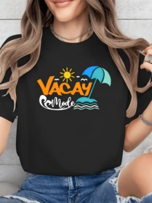 Sol radiante junto a un paraguas azul que simboliza vacaciones y tranquilidad frente al mar con olas suaves y energía positiva camiseta de mujer casual ideal para días soleados y momentos relajados - Negro - Ver 1