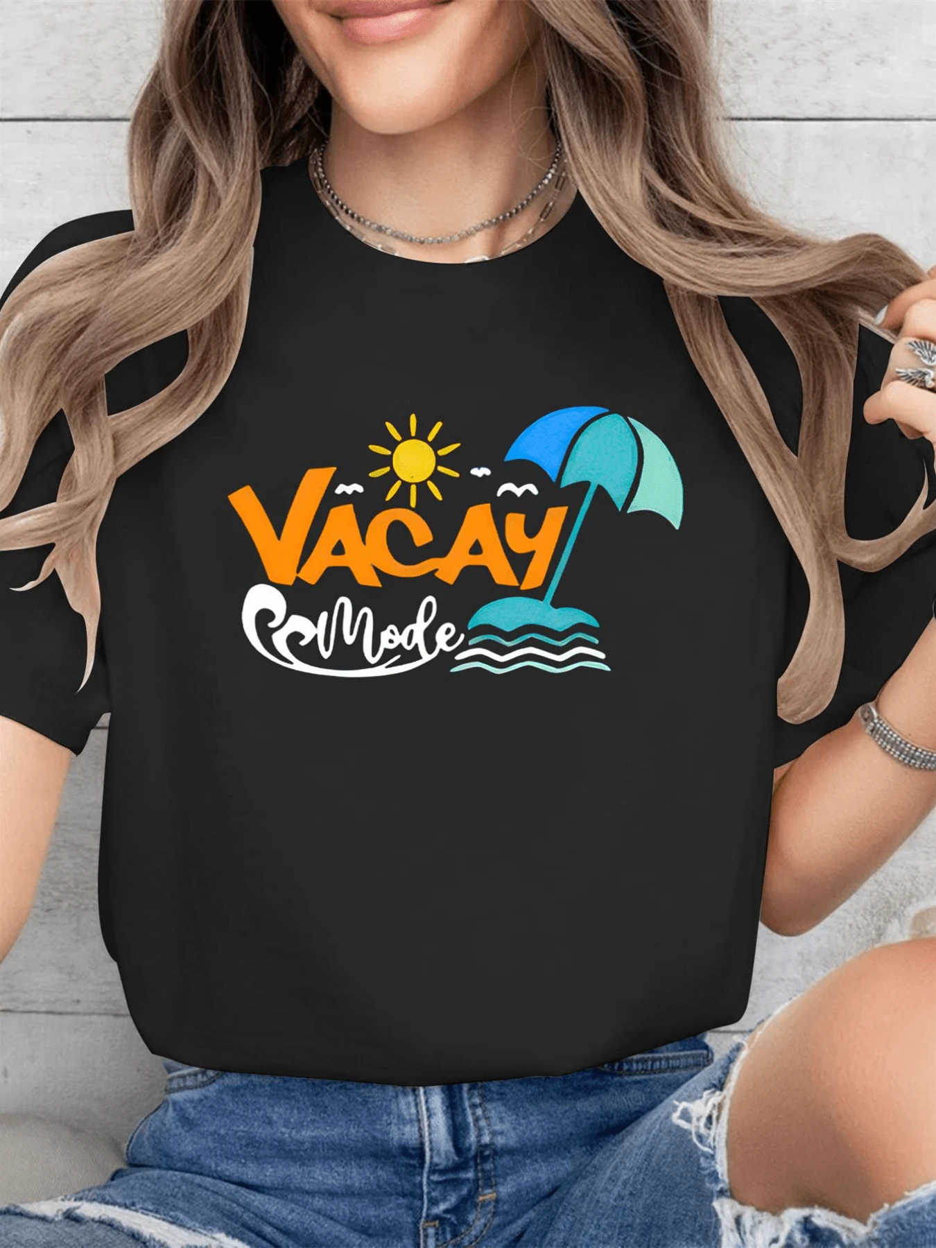 Sol radiante junto a un paraguas azul que simboliza vacaciones y tranquilidad frente al mar con olas suaves y energía positiva camiseta de mujer casual ideal para días soleados y momentos relajados - Negro - Ver 1