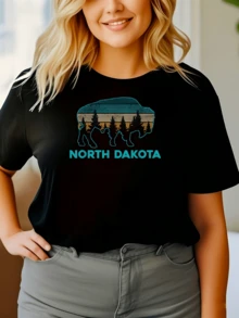 Figura de un bisonte rodeado de árboles y montañas con tonalidades cálidas que evocan la libertad y la fuerza del paisaje natural de North Dakota camiseta de mujer casual moderna cómoda para uso diario - Negro - Ver 6
