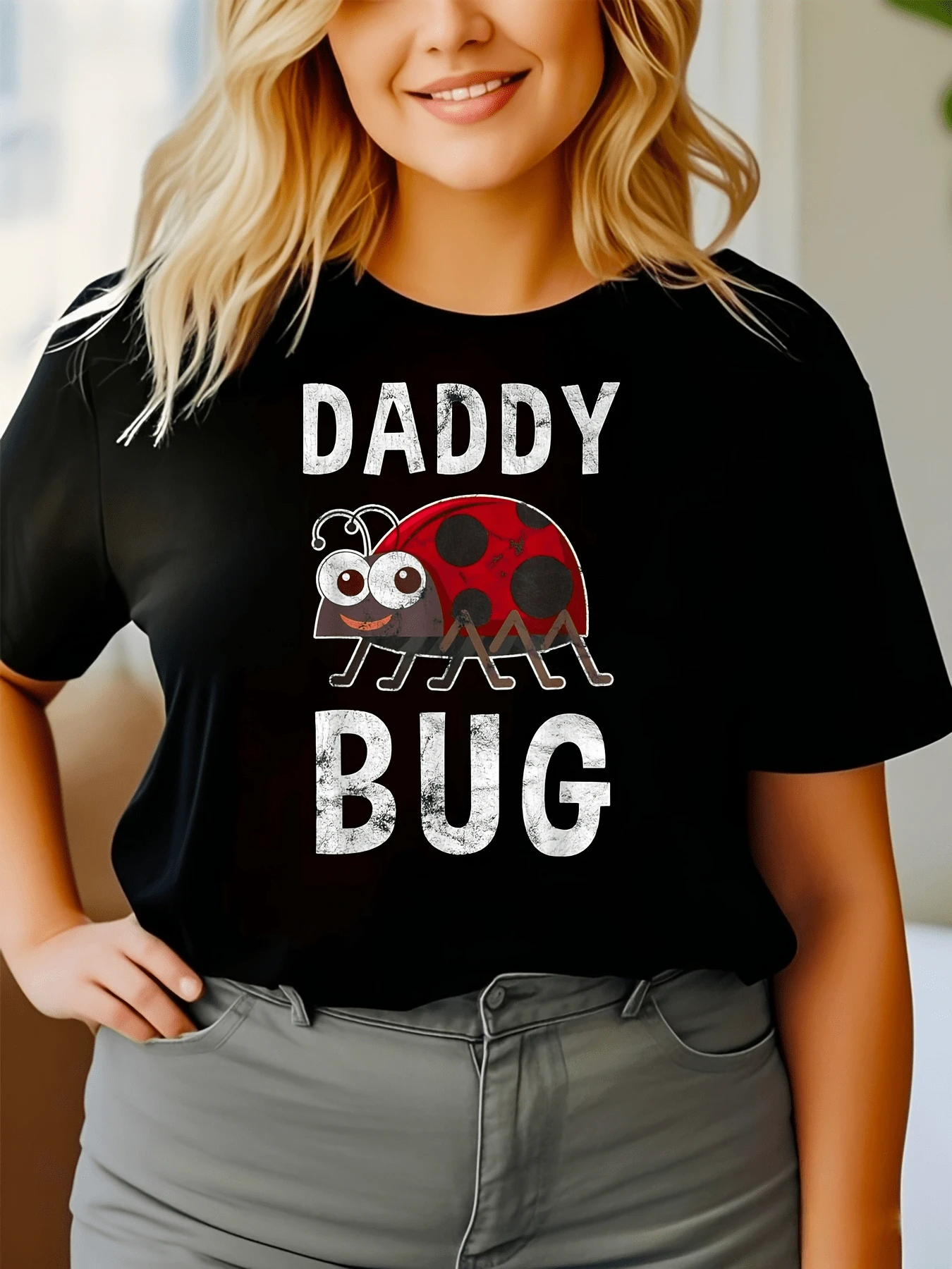 Mariquita sonriente con grandes ojos que transmite alegría y ternura simbolizando buena suerte y cariño camiseta de mujer casual cómoda para uso diario - Negro - Ver 1