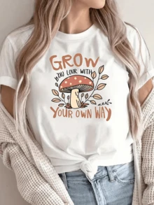Hongo colorido rodeado de hojas simboliza el crecimiento personal la conexión con la naturaleza y la libertad de seguir tu propio camino camiseta de mujer casual moderna cómoda y versátil - Blanco - Ver 6
