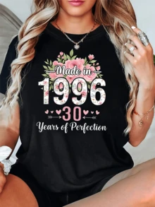 Printed With The Number 1996 Surrounded By Pink Flowers Symbolizing Love And Growth, Along With Hearts Representing Tenderness And Happiness, This Modern And Casual Women's T-Shirt Is Perfect For Celebrating 30 Years Of Achievements And Beauty. - 黑色 - 查看 1