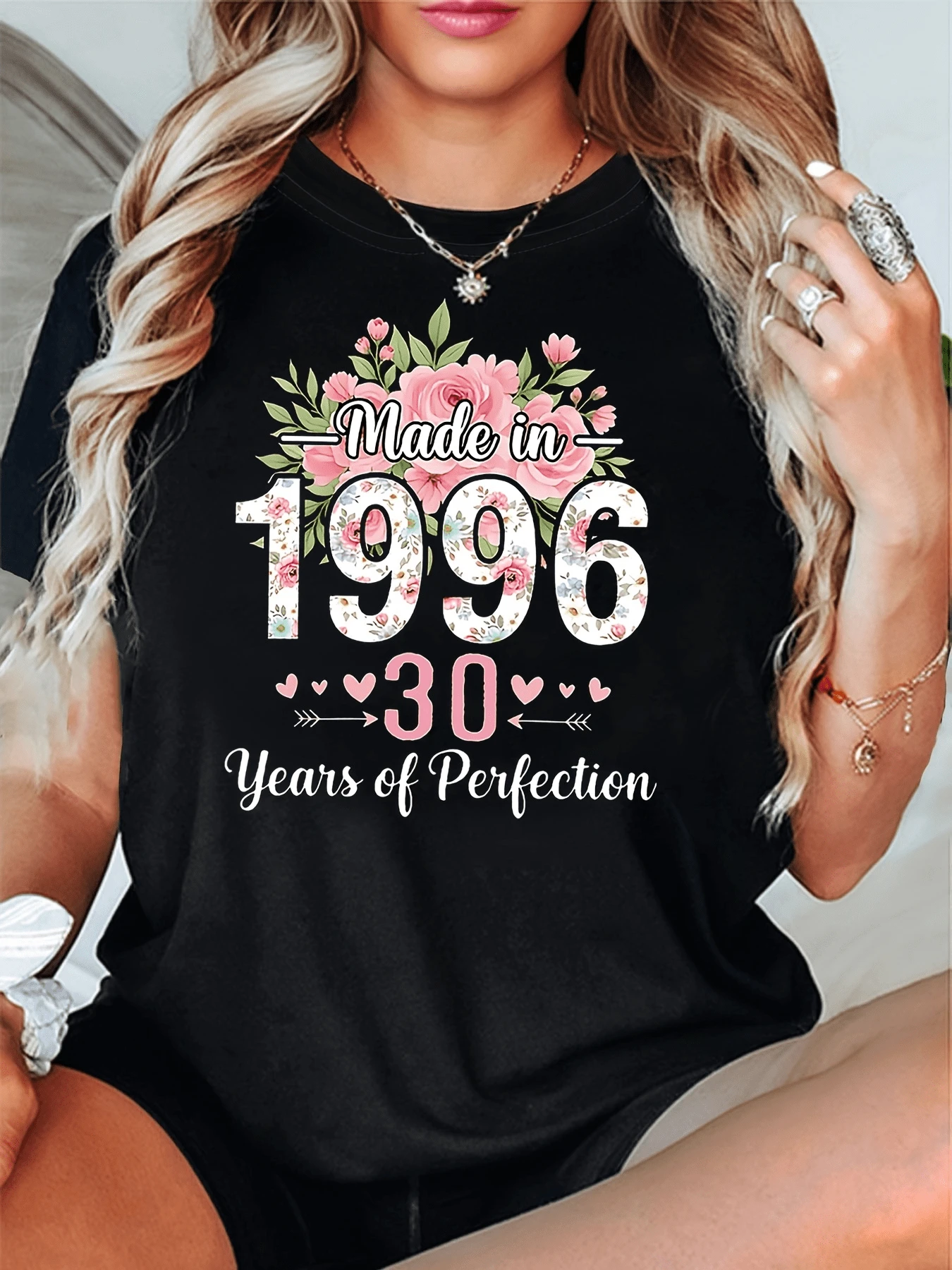 Printed With The Number 1996 Surrounded By Pink Flowers Symbolizing Love And Growth, Along With Hearts Representing Tenderness And Happiness, This Modern And Casual Women's T-Shirt Is Perfect For Celebrating 30 Years Of Achievements And Beauty. - 黑色 - 查看 1