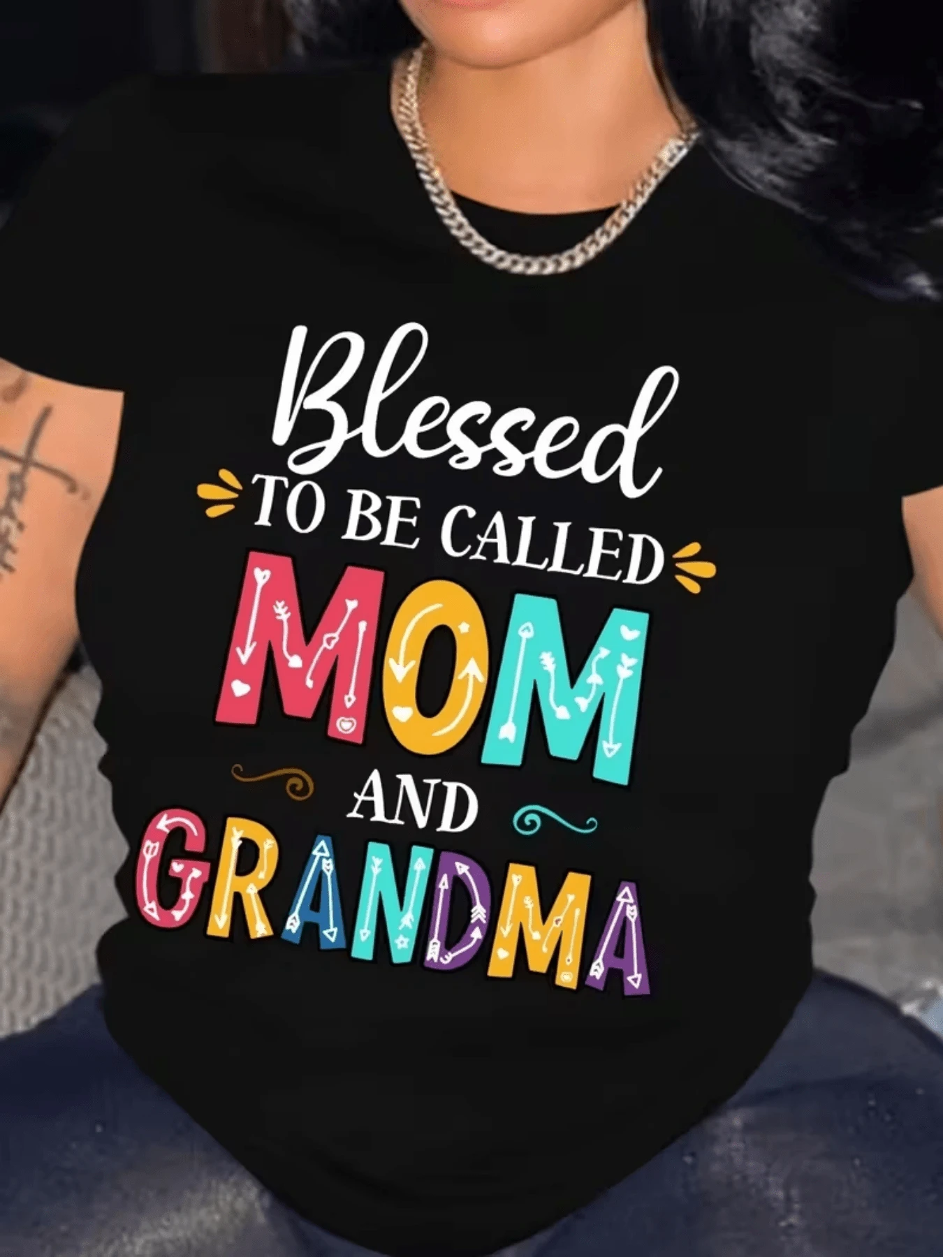 Texto que celebra el amor y orgullo de ser madre y abuela con letras coloridas y alegres que transmiten energía positiva y ternura camiseta de mujer moderna casual perfecta para momentos familiares - Negro - Ver 1