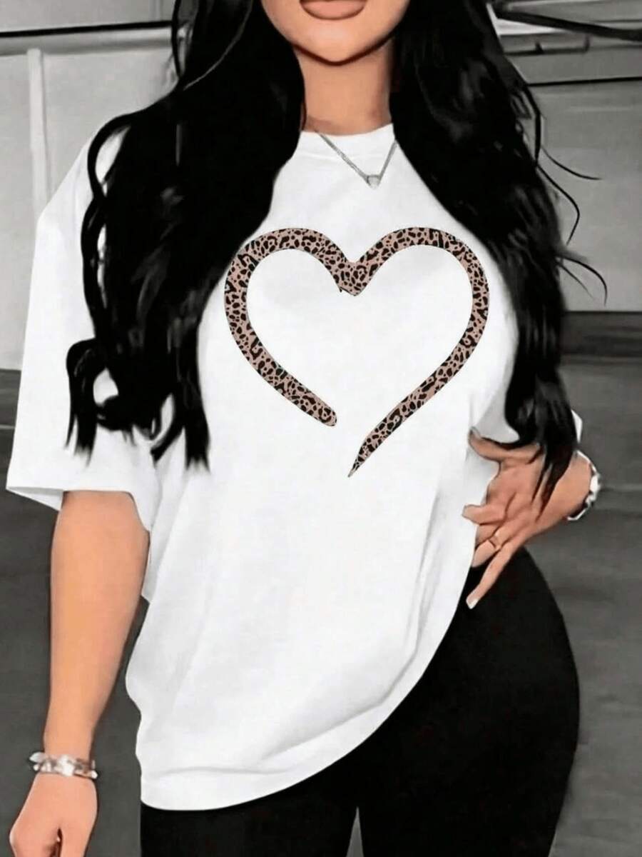 Corazón formado por trazos de patrón animal que simboliza confianza pasión y fuerza interior reflejando una actitud moderna y atrevida perfecta para destacar tu autenticidad camiseta de mujer casual elegante para uso diario - Blanco - Ver 1