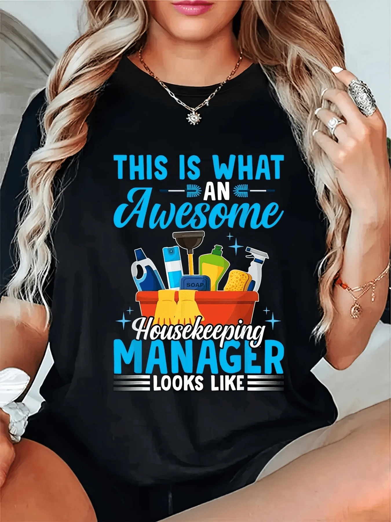 Un estampado que celebra con humor y orgullo el trabajo de una gerente de limpieza mostrando utensilios brillantes productos de aseo y el mensaje motivador sobre la importancia del esfuerzo diario camiseta de mujer casual cómoda y moderna - Negro - Ver 1
