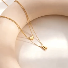 Delicado collar con colgante de letras y corazón en capas, cadena minimalista y apilable - Dorado - Ver 1