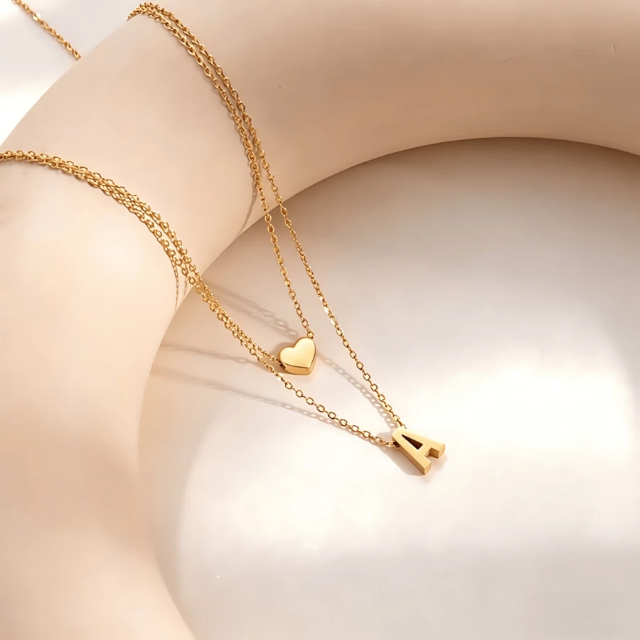 Delicado collar con colgante de letras y corazón en capas, cadena minimalista y apilable - Dorado - Ver 1