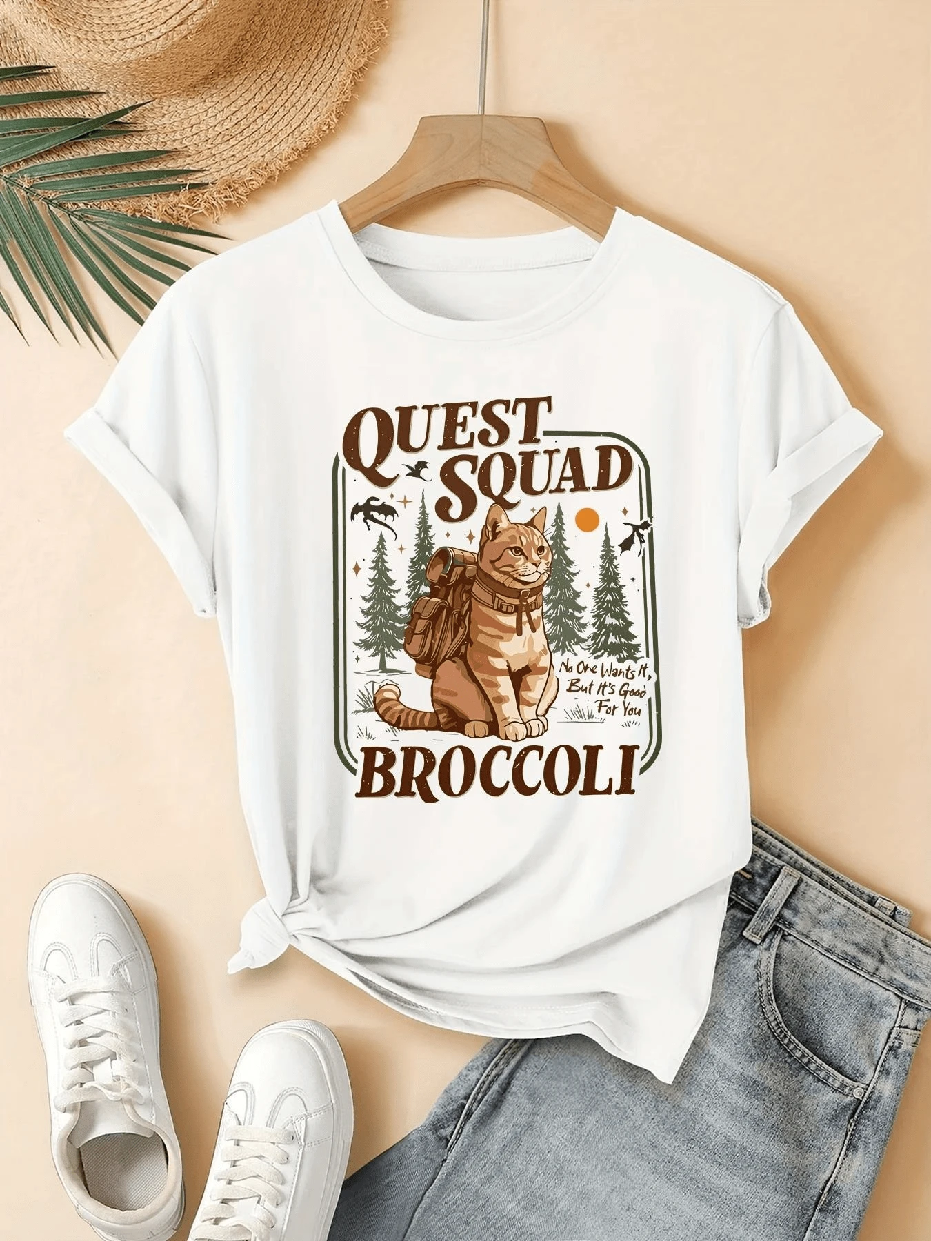 Gato aventurero con mochila rodeado de árboles y montañas simboliza la curiosidad y la fuerza interior en los viajes naturales camiseta de mujer casual cómoda para uso diario - Blanco - Ver 1