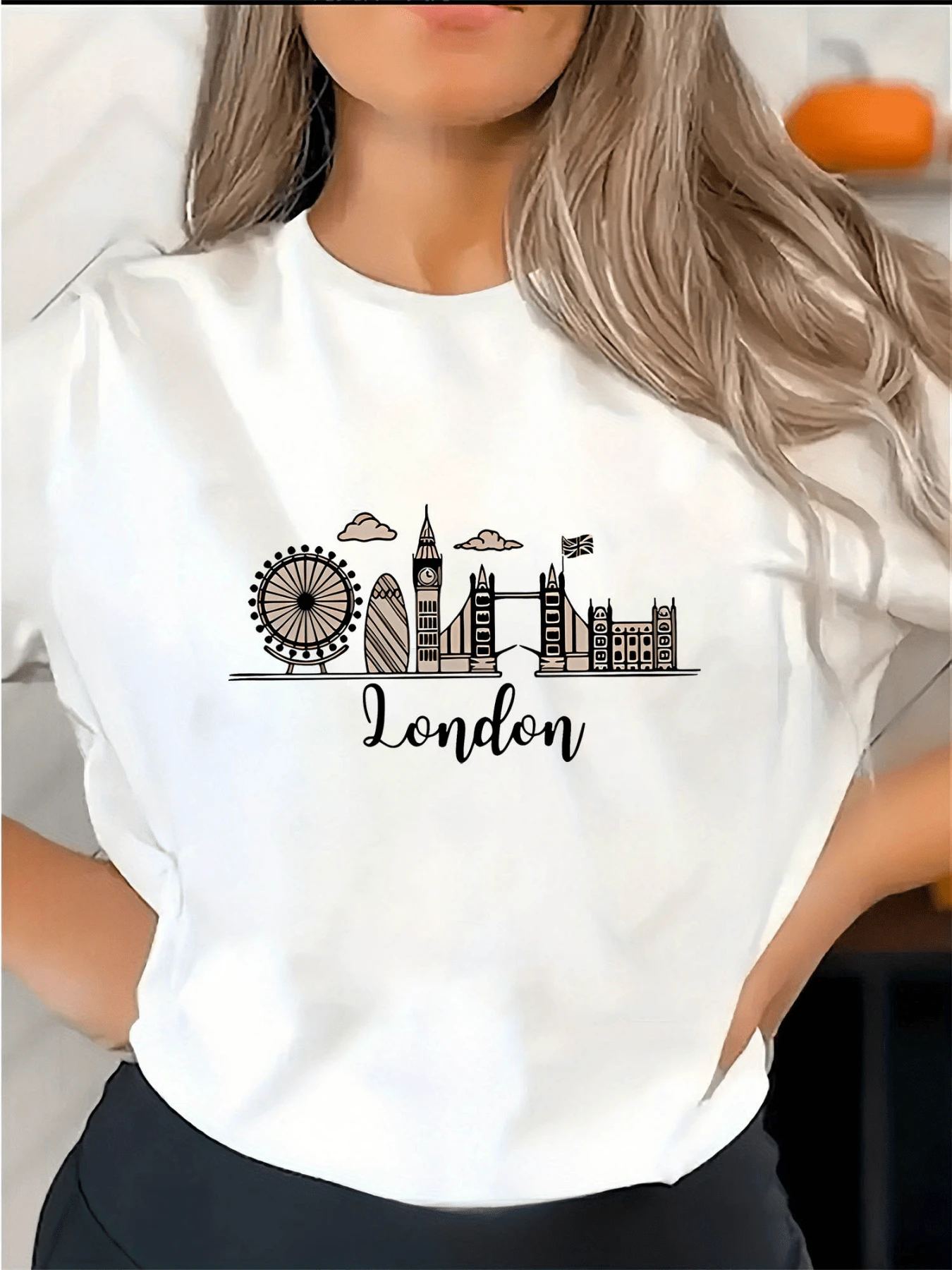 Paisaje urbano con figuras icónicas de Londres que evocan aventura viajes y cultura británica con detalles finos y estilo moderno camiseta de mujer casual cómoda para uso diario - Blanco - Ver 1